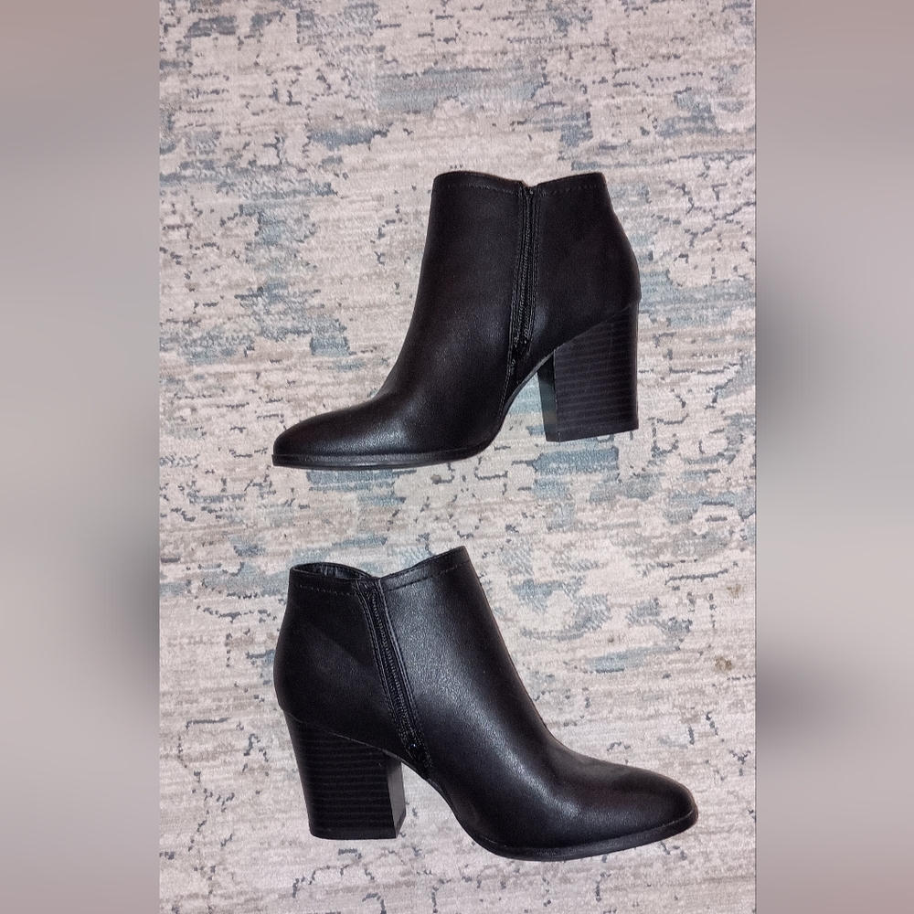 New Direction Black Side Zip Booties Size 7.5